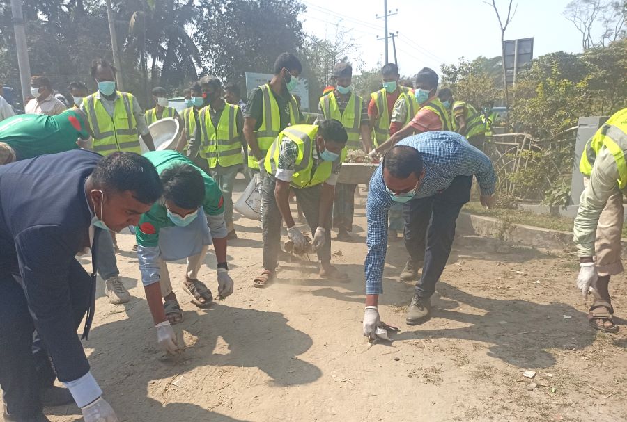 লক্ষ্মীপুরে সড়কে আবর্জনা পরিষ্কার করলেন পৌর প্রশাসক